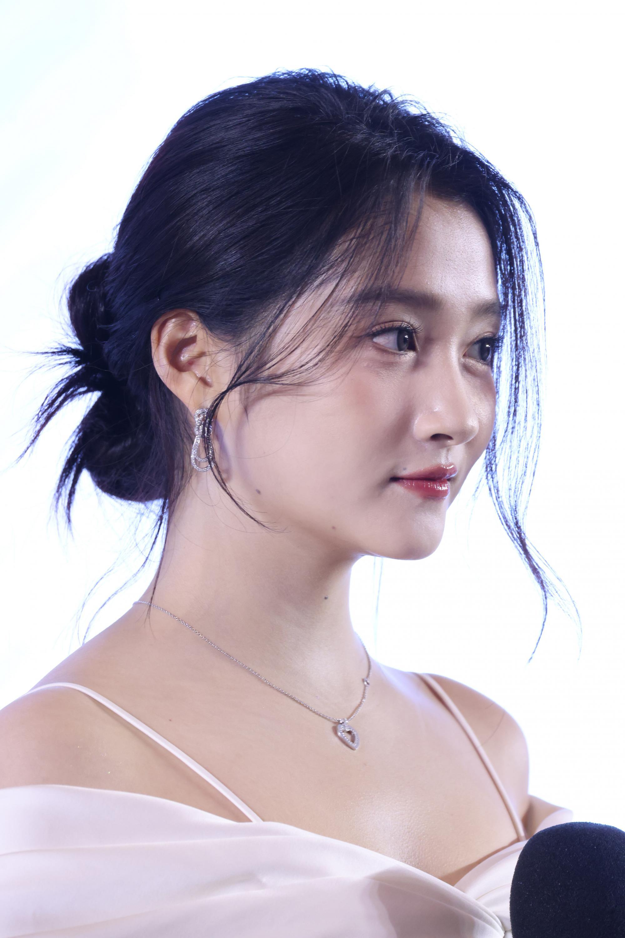 关晓彤右侧边半脸漏香肩现场生图照[7]